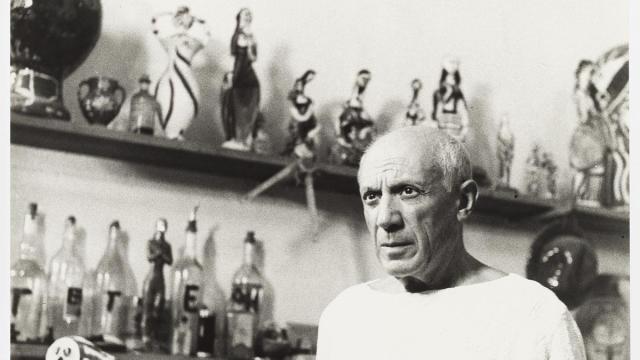 Picasso en el taller de Madoura (Francia) en 1955.
