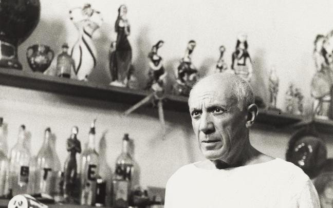 Picasso en el taller de Madoura (Francia) en 1955.