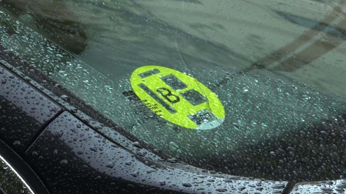 Un coche con el distintivo ambiental de tipo B de la DGT.