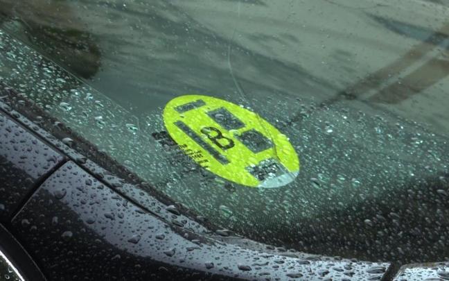 Un coche con el distintivo ambiental de tipo B de la DGT. / EP Un coche con el distintivo ambiental de tipo B de la DGT.