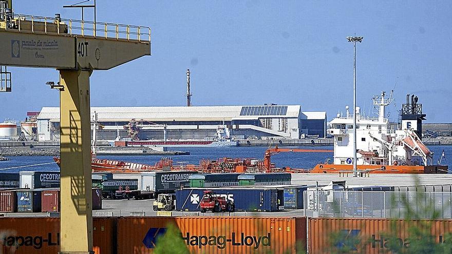 Contenedores a la espera de ser transportados en el Puerto de Bilbao.