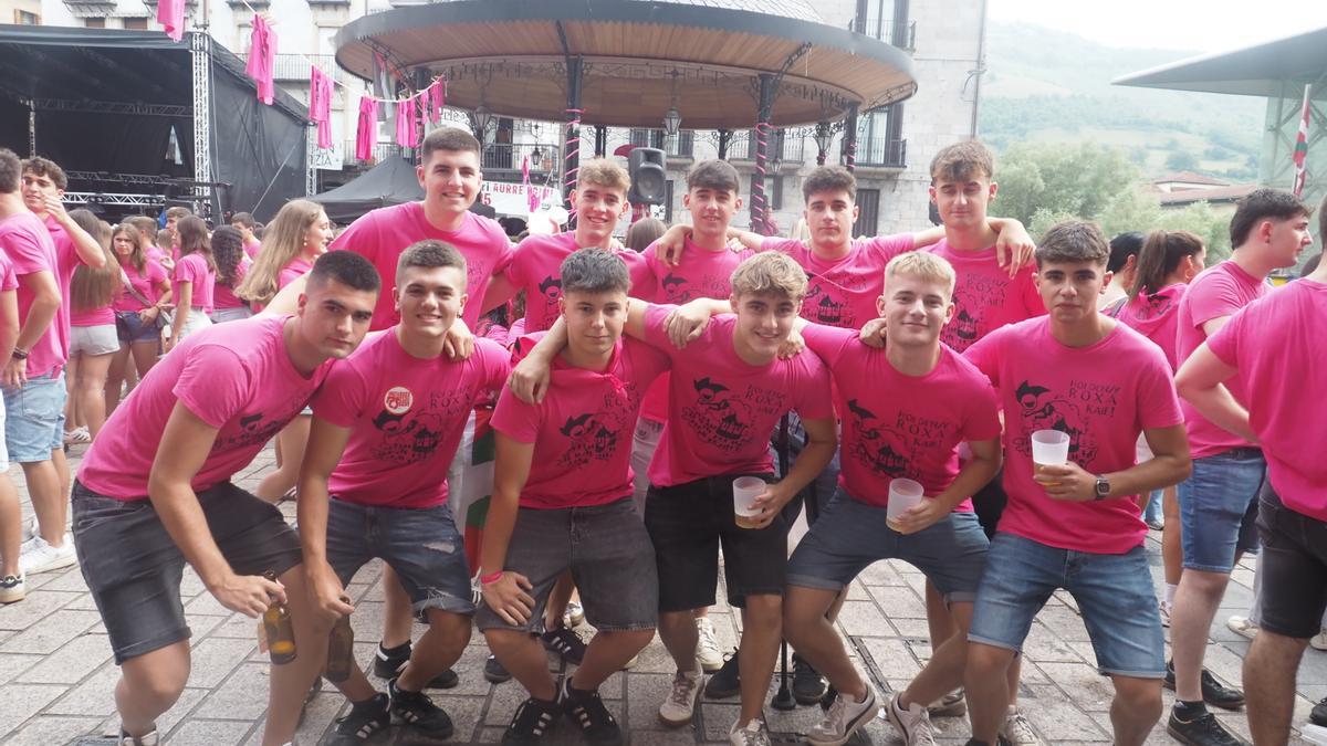 El color rosa ha reinado hoy al mediodía en las calles de Azpeitia.