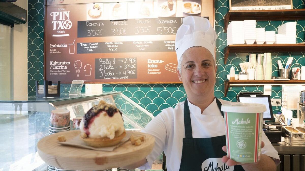 La encargada del comercio con el pintxo de helado denominado Donostia e inspirado en la tarta de queso.
