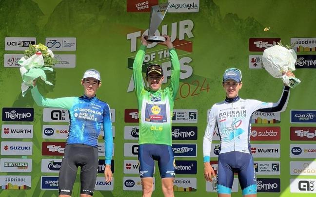 Juanpe López, vencedor de la carrera, con O'Connor, segundo, y Tiberi, tercero.