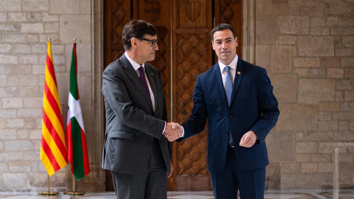 El presidente de la Generalitat, Salvador Illa, saluda al lehendakari, Imanol Pradales