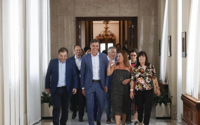 Sánchez preside la reunión de los socialistas en el Congreso.