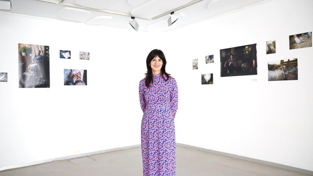 Nara Domínguez en la exposición; a la derecha las imágenes del esquilador Ignacio Bengoa.