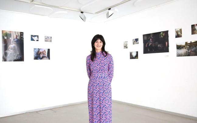 Nara Domínguez en la exposición; a la derecha las imágenes del esquilador Ignacio Bengoa.