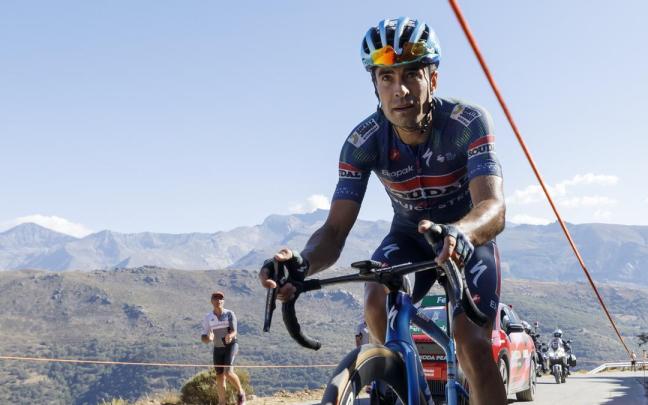 Mikel Landa, camino de su victoria en el Collado del Alguacil.