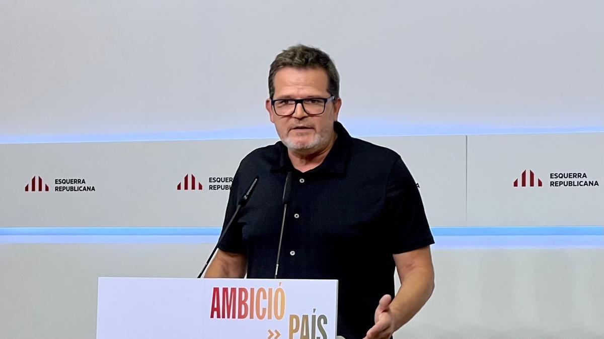 El vicesecretario de Comunicación de ERC, Isaac Albert, en una rueda de prensa desde la sede del partido.