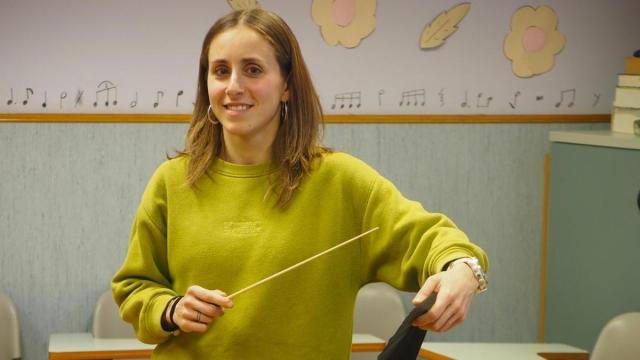 Lucia Otaegi, con la batuta y el atril, en el aula de la escuela de música en la que imparte las clases.