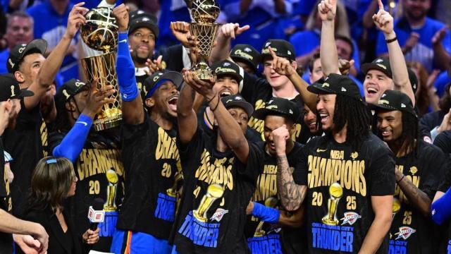 Los jugadores del Oklahoma City Thunder alzan el Trofeo Larry O'Brien al Campeón de las Finales de la NBA mientras el base Shai Gilgeous-Alexander levanta el premio al MVP de las Finales. / EFE Los jugadores del Oklahoma City Thunder alzan el Trofeo Larry O'Brien al Campeón de las Finales de la NBA mientras el base Shai Gilgeous-Alexander levanta el premio al MVP de las Finales.