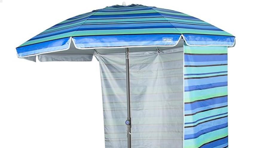 La sombrilla de playa inclinable con pared lateral Aktive de Decathlon