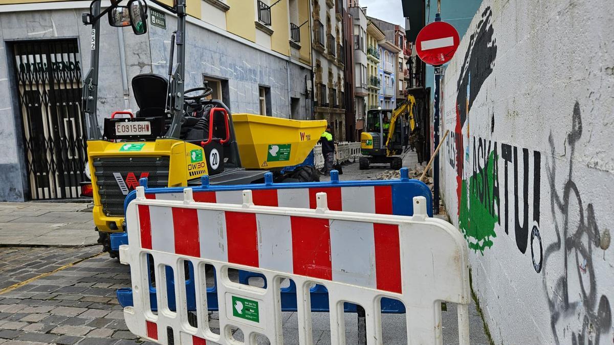 Han comenzado las obras de adecuación de la calle Arostegi