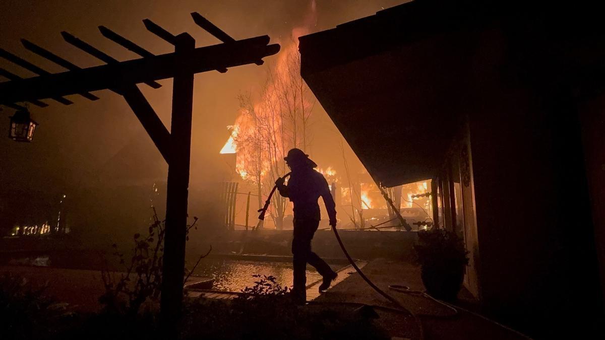 Un bombero trabaja en uno de los incendios que afectan a Los Ángeles.