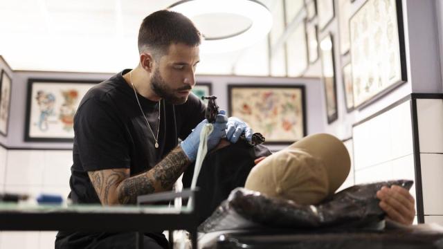 Imagen de archivo de un tatuador.
