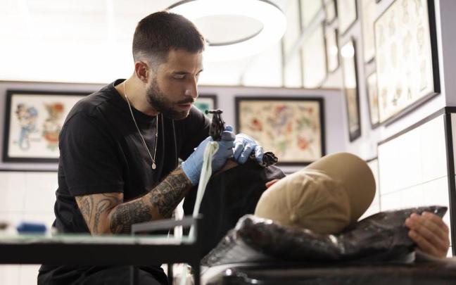 Imagen de archivo de un tatuador.
