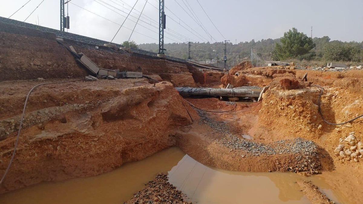 Imagen de una de las líneas de tren afectadas por la DANA en Valencia.