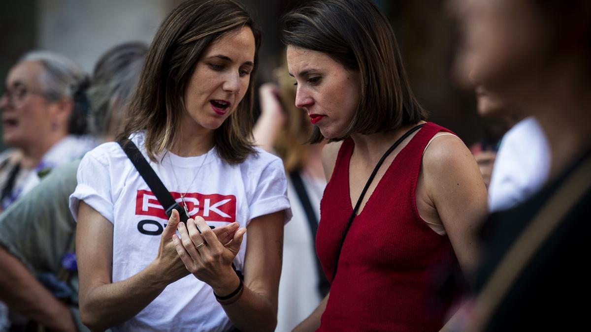 La secretaria general de Podemos, Ione Belarra (i), y la eurodiputada Irene Montero (d), durante la concentración contra el pacto de la OTAN y el aumento del gasto militar.