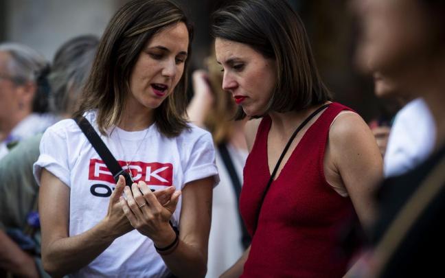La secretaria general de Podemos, Ione Belarra (i), y la eurodiputada Irene Montero (d), durante la concentración contra el pacto de la OTAN y el aumento del gasto militar.