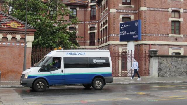 Ambulancia llegando al hospital de Basurto.