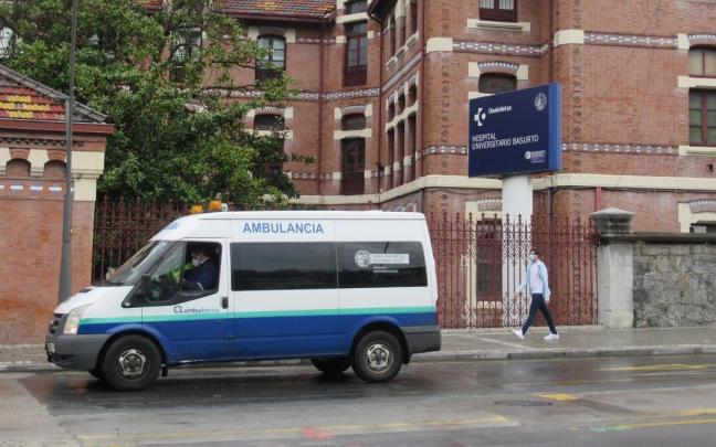Ambulancia llegando al hospital de Basurto.