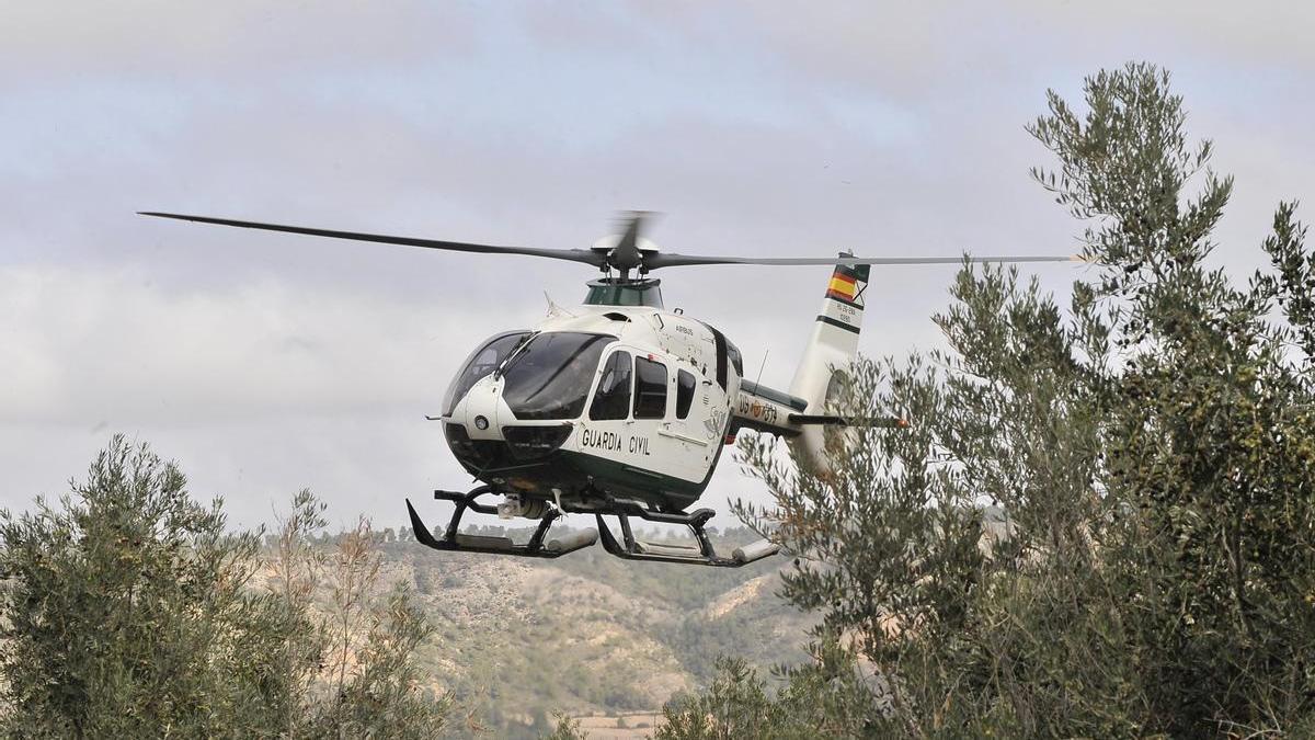 Helicóptero de la Guardia Civil en labores de búsqueda de los desaparecidos en Letur (Albacete).