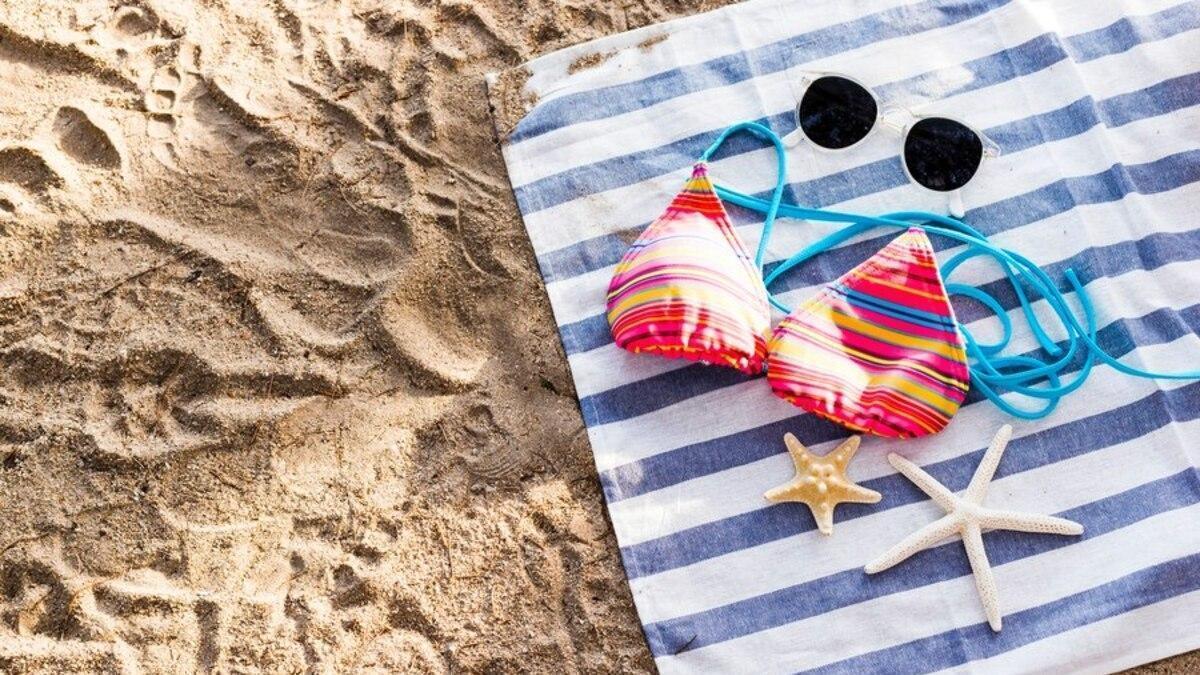 El truco viral para que la toalla no se llene de arena en la playa