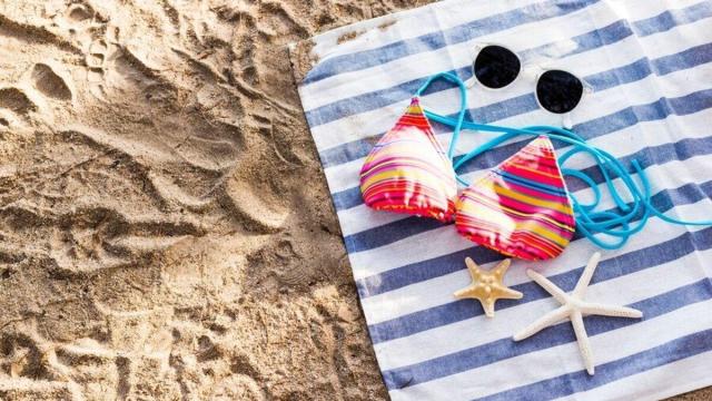 El truco viral para que la toalla no se llene de arena en la playa / Freepik El truco viral para que la toalla no se llene de arena en la playa