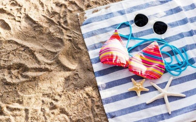El truco viral para que la toalla no se llene de arena en la playa / Freepik El truco viral para que la toalla no se llene de arena en la playa