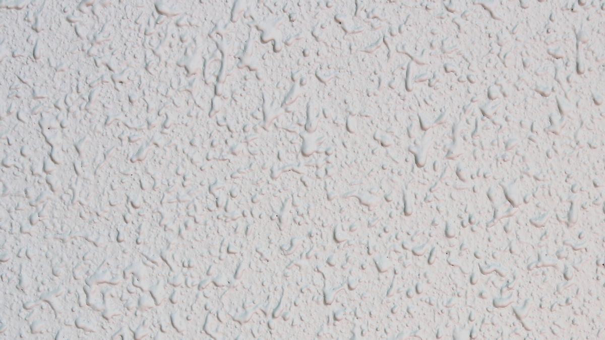 Pared pintada con gotelé blanco.