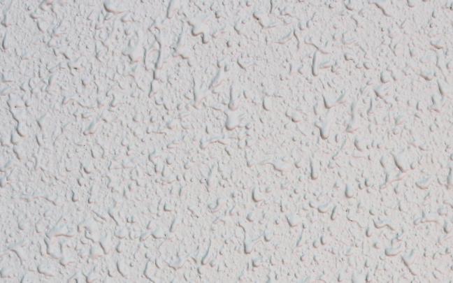 Pared pintada con gotelé blanco.