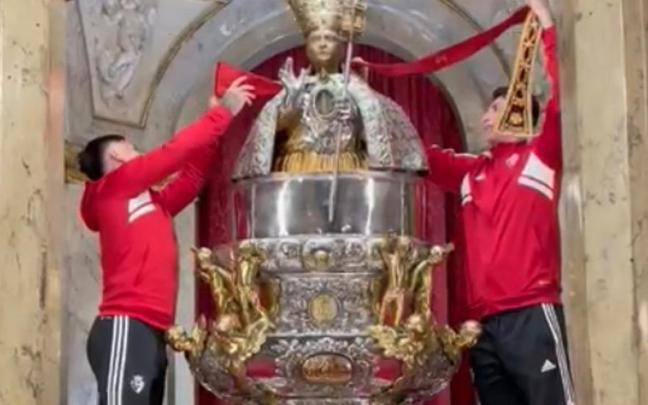 Budimir y el Chimy Ávila cambian el 'capotico' rojo a San Fermín. Budimir y el Chimy Ávila cambian el 'capotico' rojo a San Fermín.