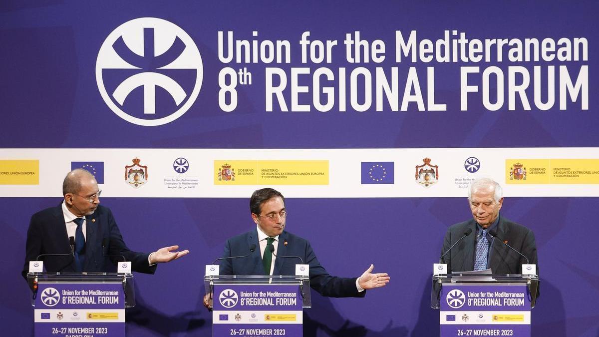 Josep Borrell (d), José Manuel Albares (c), y el viceprimer ministro y ministro de Asuntos Exteriores y Expatriados de Jordania, Ayman Safadi (i), en el Foro Regional de la Unión por el Mediterráneo (UpM).