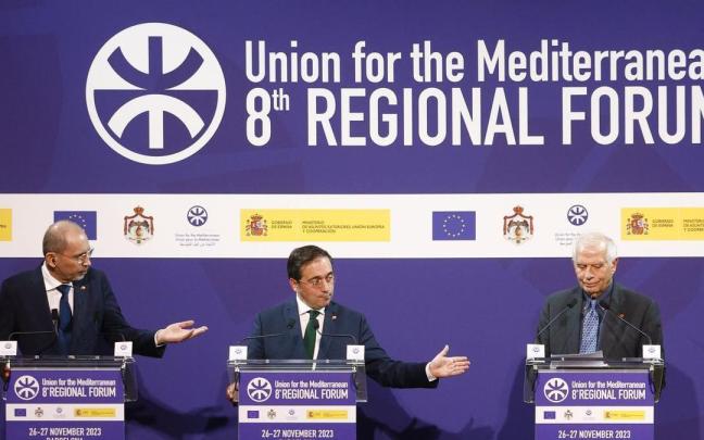 Josep Borrell (d), José Manuel Albares (c), y el viceprimer ministro y ministro de Asuntos Exteriores y Expatriados de Jordania, Ayman Safadi (i), en el Foro Regional de la Unión por el Mediterráneo (UpM). Josep Borrell (d), José Manuel Albares (c), y el viceprimer ministro y ministro de Asuntos Exteriores y Expatriados de Jordania, Ayman Safadi (i), en el Foro Regional de la Unión por el Mediterráneo (UpM).