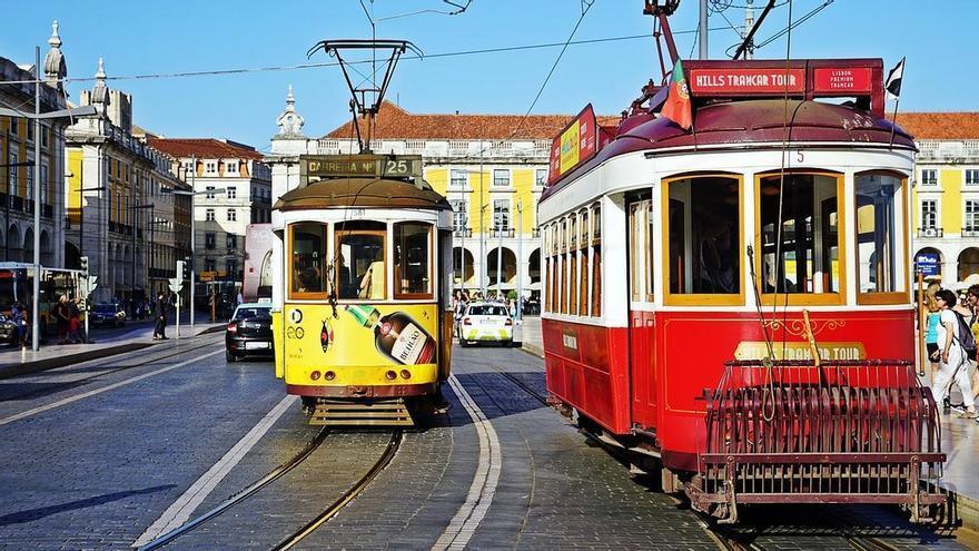 Dos tranvías en el centro de Lisboa.