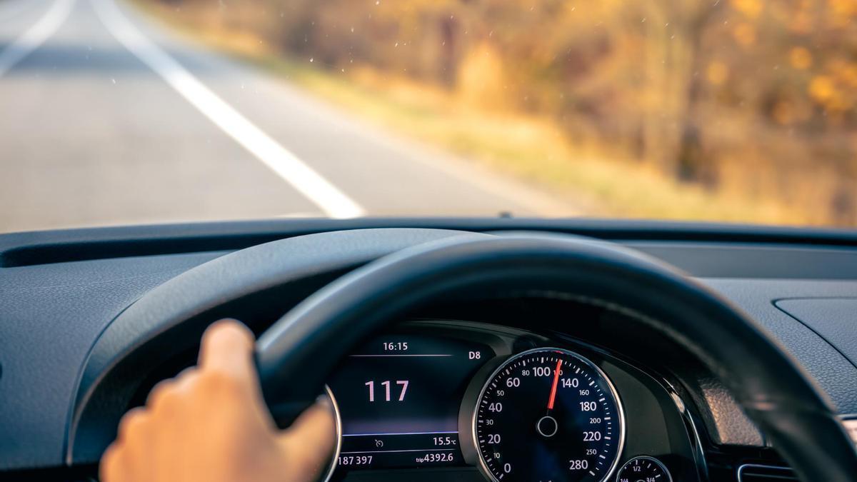 Un coche, circulando a alta velocidad por una carretera.