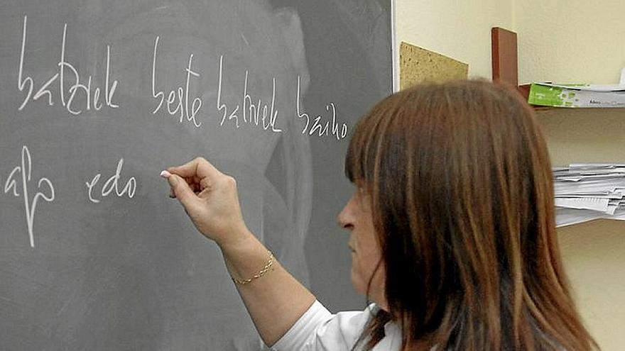 Una profesora enseña euskera en un euskaltegi.