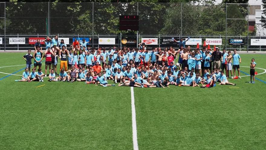 Jugadores y jugadoras en una pasada edición del campus de verano del BKE.