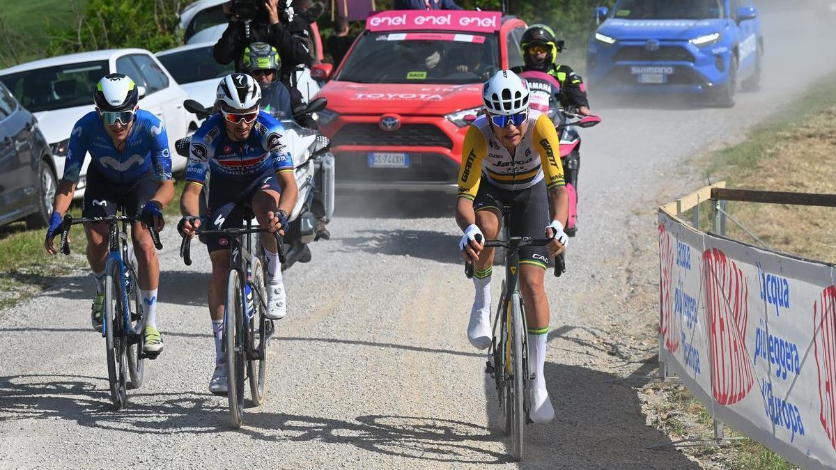 Plapp, Alaphilippe y Pelayo Sánchez, durante la fuga.