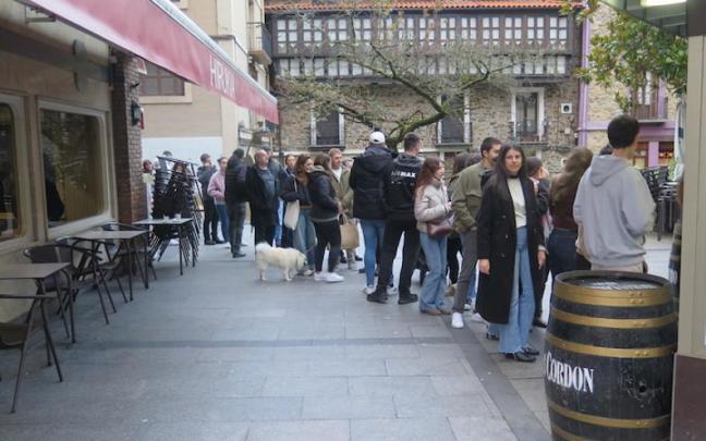 Los jóvenes hacen cola para conseguir los bonos.