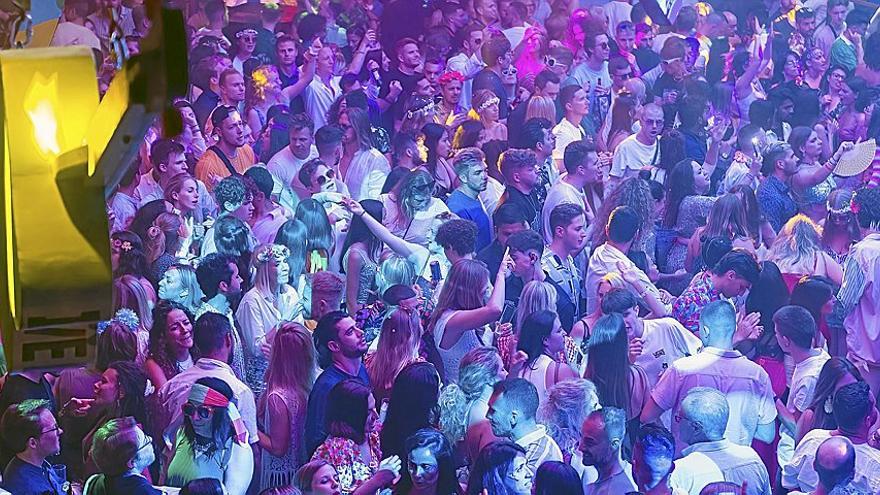 Imagen de decenas de jóvenes bailando en una discoteca.