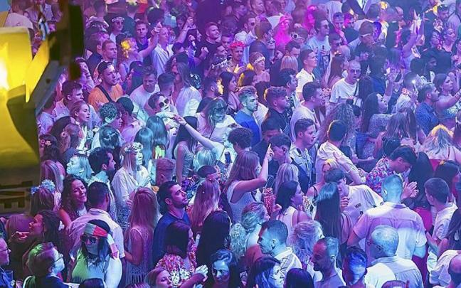 Imagen de decenas de jóvenes bailando en una discoteca.