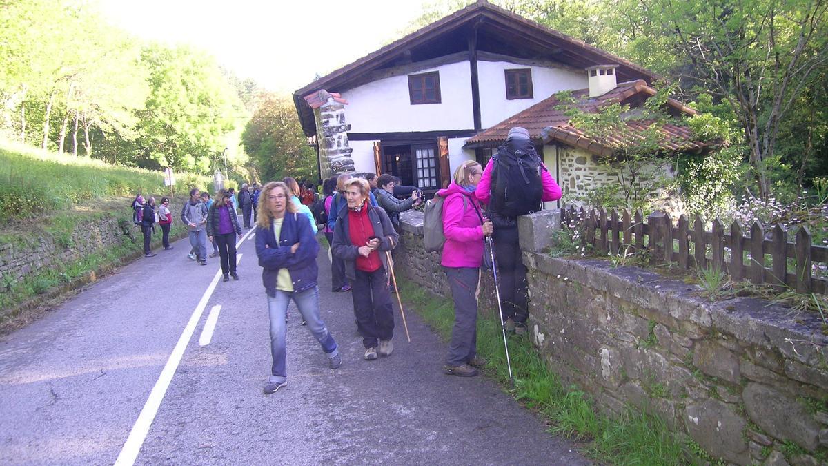 Participantes visitando las instalaciones del molino de Errotabarri.