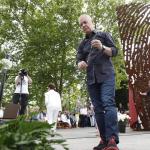 El lehendakari, Iñigo Urkullu, participa en la ofrenda floral que se ha llevado a cabo en Bilbao.