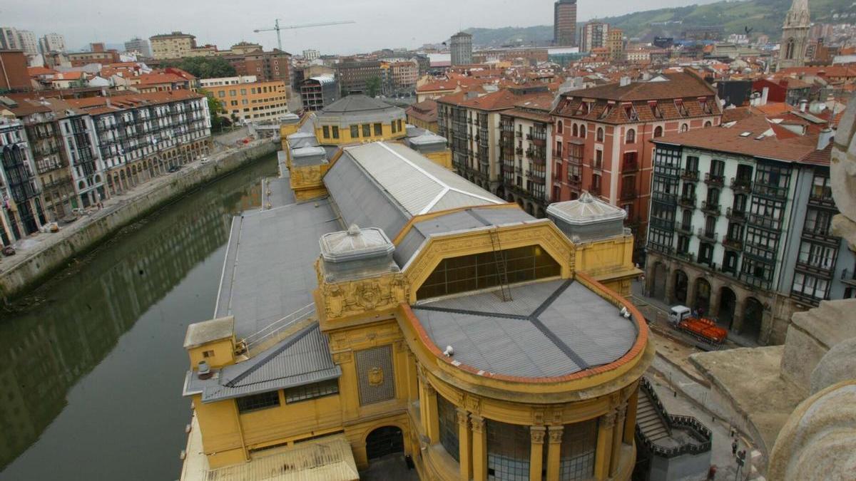 Mercado de la Ribera, la ría y Casco Viejo de Bilbao en 2002.