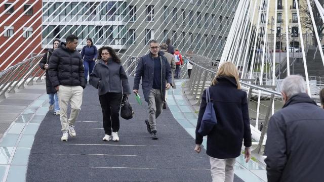 Ciudadanos paseando por el centro de Bilbao