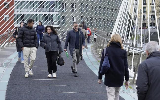 Ciudadanos paseando por el centro de Bilbao