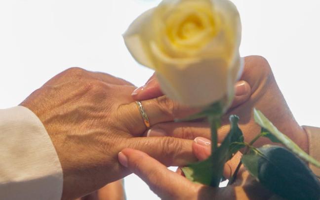 Una pareja se coloca las alianzas en la celebración de su boda