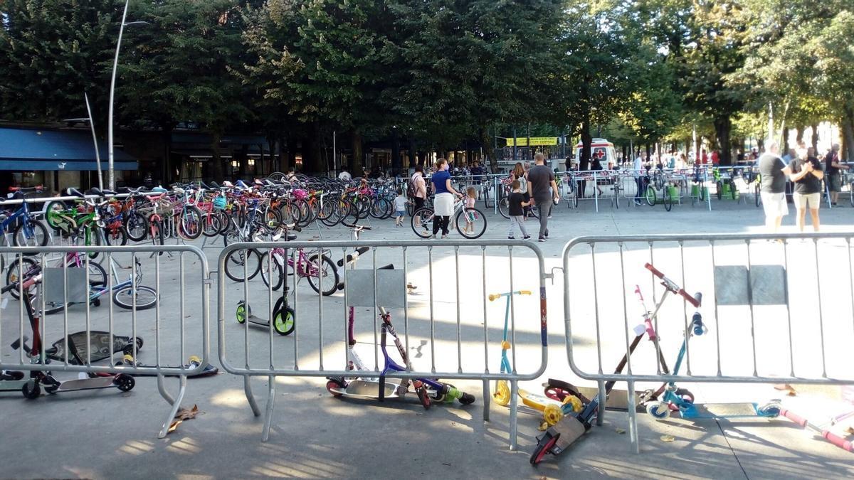 Mercado de bicicletas y de patinetes de segunda mano en la Alameda de Gamón. Errenteria